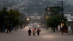 Registro da inundação no Bairro Cavalhada, em Porto Alegre. (REUTERS/Diego Vara)