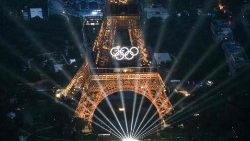 Jeu de lumière à tour Eiffel lors de la cérémonie d'ouverture des JO de Paris