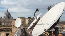 Alcune-parabole-sul-tetto-della-sede-della-Radio-Vaticana-con-vista-sulla-Basilica-di-San-.jpg