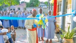 Kardinolas P. Pengo atidaro jo vardu pavadintą vaikų darželį „Cardinal Pengo Nusery School“