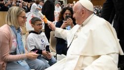 Papa Francisc salutând un grup de pelerini în Aula Paul al VI-lea din Cetatea Vaticanului