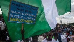  Demonstranten nehmen an einer Kundgebung gegen die Krise der steigenden Lebenshaltungskosten in Lagos, Nigeria, teil.