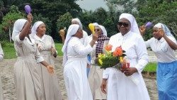 Quelques soeurs manifestant leur joie autour de sœur Salomé Ngo Moussi, nouvelle mère générale des Sœurs Servantes de Marie de Douala.