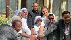 Ordensleute in Addis Abeba helfen Dank einem Projekt des Globalen Solidaritätsfonds (GSF) Migranten, Flüchtlingen und Binnenvertriebenen. In der Mitte Pater Petros Berga; zu seiner Linken Schwester Nieves Crespo