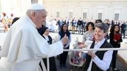 Papst Franziskus bei der Begrüßung der Lektoren zu Beginn der Generalaudienz. Hier mit Sr. Christiane Fritsch, Mitarbeiterin im Staatssekretariat