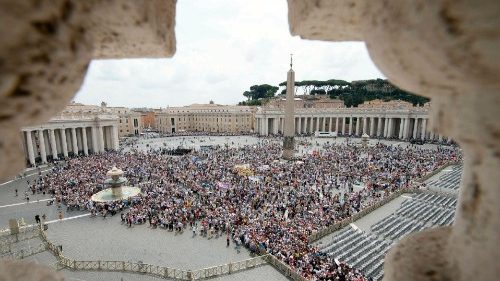 I fedeli in Piazza San Pietro