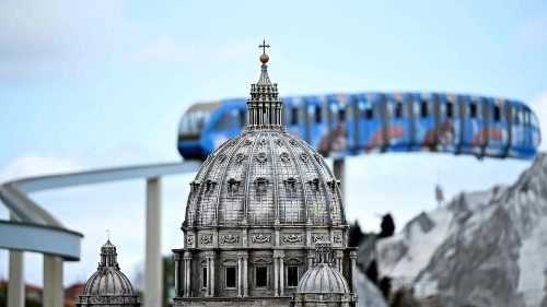 Ein Zug in einem Themenpark in Rimini fährt an einem nachgebildeten Miniatur-Petersdom vorbei