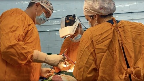 L'equipe medica di Emergenza Sorrisi al lavoro in Sala operatoria