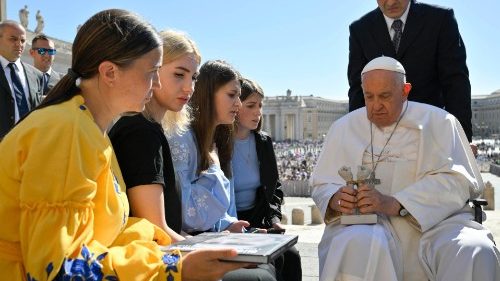 Pope Francis greets Ukrainian mothers and wives following his Wednesday General Audience