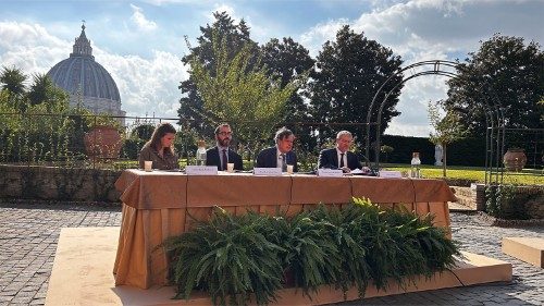 La presentazione dell'Esortazione apostolica Laudate Deum nei giardini vaticani