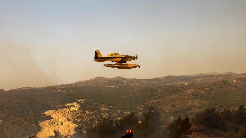 In Grecia 64 incendi in un giorno, allerta anche a Karystos, Aigio e Corfù