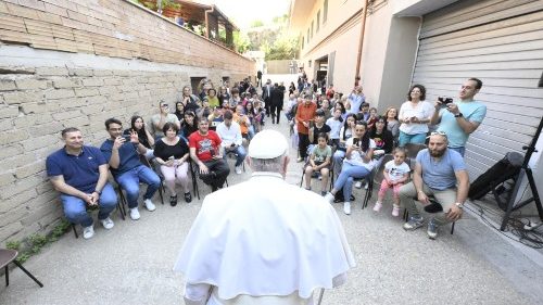 Il Papa nel condominio del quartiere Palmarola, periferia ovest di Roma, per il terzo appuntamento della "Scuola di preghiera"