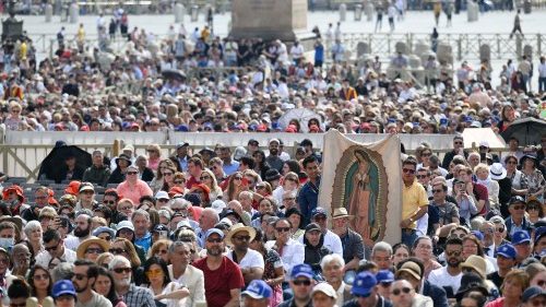 Fedeli e pellegrini ad un'udienza generale in Piazza San Pietro