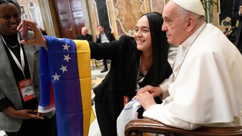 Francesco con alcuni partecipanti al Congresso internazionale di pastorale giovanile promosso dal Dicastero per i Laici, la Famiglia e la Vita