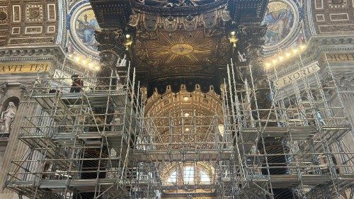 L'impalcatura autoportante intorno al baldacchino di San Pietro