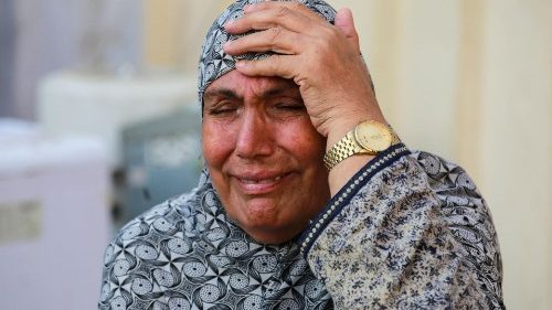 Una donna palestinese in lacrime ad un funerale (AFP)