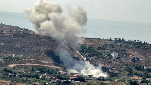 Gli effetti di un bombardamento di Israele sul villaggio di Khiam, nel sud del Libano, vicino al confine