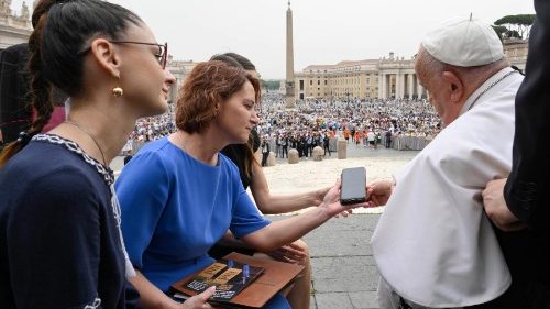 Papa Francesco saluta al termine dell'udienza generale tre donne ucraina, madri e mogli di prigionieri