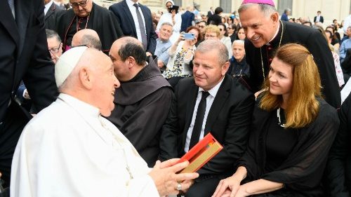 L'arcivescovo di Leopoli dei latini Mieczyslaw Mokrzycki (in piedi a destra), oggi con Papa Francesco  e due fedeli della sua diocesi, all'udienza generale