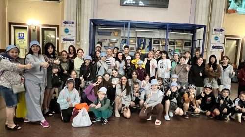 Gruppo di bambini e accompagnatori in partenza da Nikopol, in Ucraina