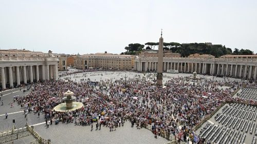 I fedeli raccolti in Piazza San Pietro per la preghiera dell'Angelus con Papa Francesco