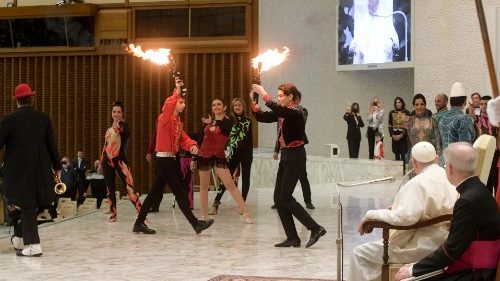 Clown e acrobati in Aula Paolo VI, il Papa: "La bellezza porta a Dio"