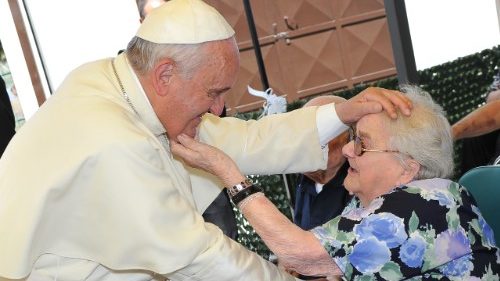 Papa Francesco e anziani