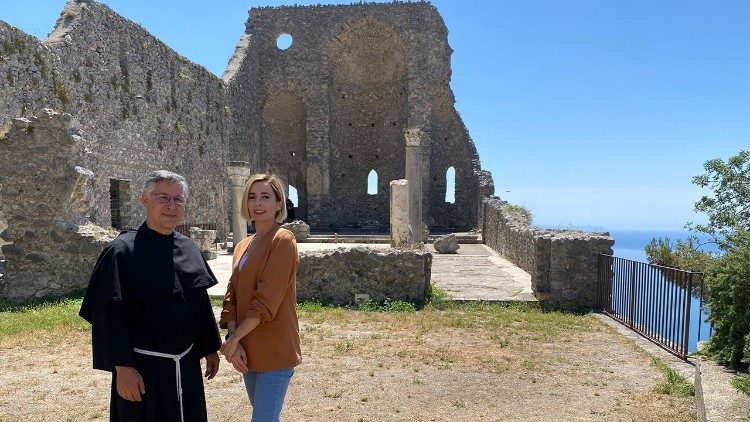 Padre Enzo Fortunato e Giulia Nannini a Scala per una delle nuove puntate di "In Cammino - tra arte e fede"