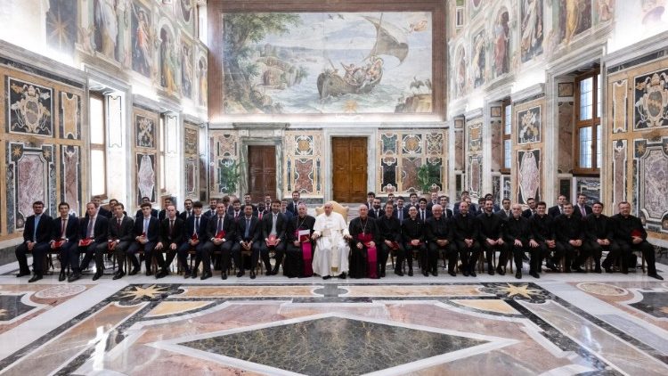 Papa Francesco con la comunità del seminario maggiore "Nostra Signora degli Apostoli" di Getafe, in Spagna 