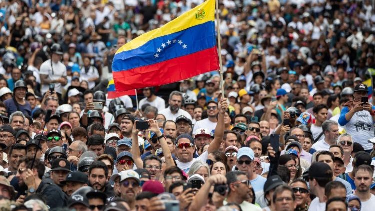 Unterstützer des Oppositionskandidaten protestieren in Caracas gegen die offiziellen Wahlergebnisse