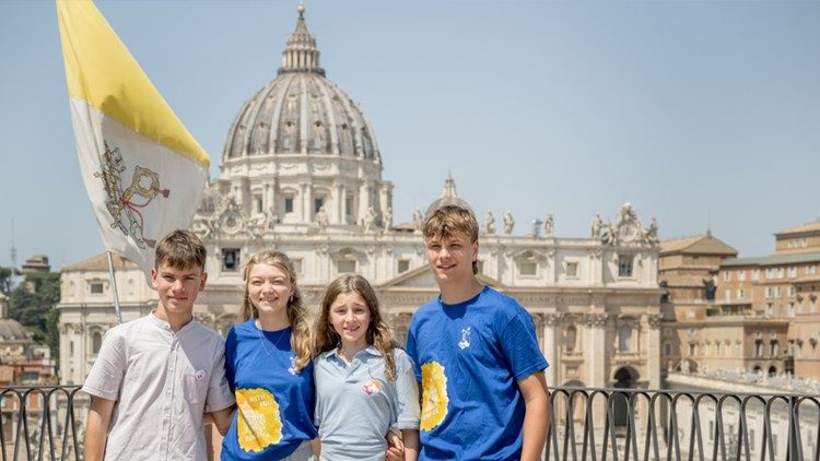 András, Mia, Julia e Philipp che hanno dato la loro testimonianza alla conferenza stampa conclusiva del XIII pellegrinaggio dei ministranti (© Conferenza episcopale tedesca/Maximilian von Lachner)