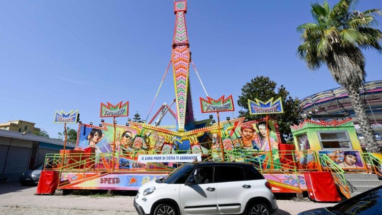 La Fiat 500 L con a bordo il Papa nel Luna Park di Ostia Lido