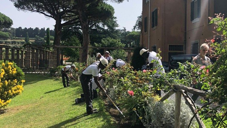 I ragazzi al lavoro durante il Corso di formazione presso il Borgo Laudato si'