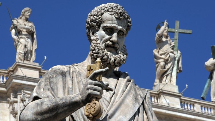 La statua di San PIetro e alle spalle la Basilica Vaticana